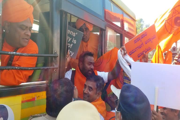 police-arrest-the-all-indian-vegetarian-union-swamiji