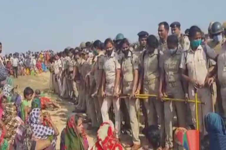 police villagers faceoff, Dhinkia turns battleground