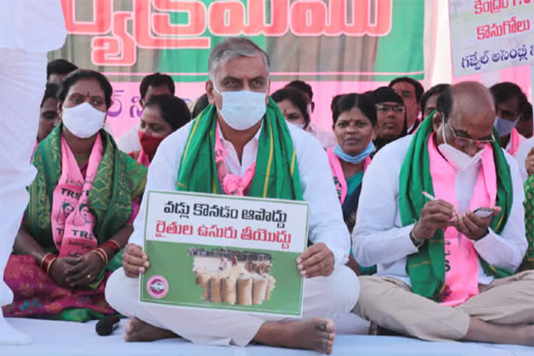 Ministers Protest over paddy procurement, chavu dappu program in telangana
