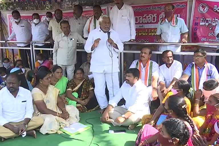 mid day meals workers dharna in karimnagar