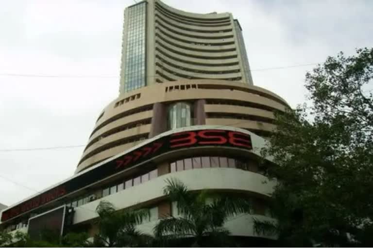 Sensex jumps over 600 pts in early trade; Nifty tests 16  800  Omicron spooks Indian share market  ഇന്ത്യന്‍ ഓഹരി വിപണി ഇന്ന് നേട്ടമുണ്ടാക്കി  ഒമിക്രോണ്‍ ഭീതിയില്‍ നിക്ഷേപകര്‍