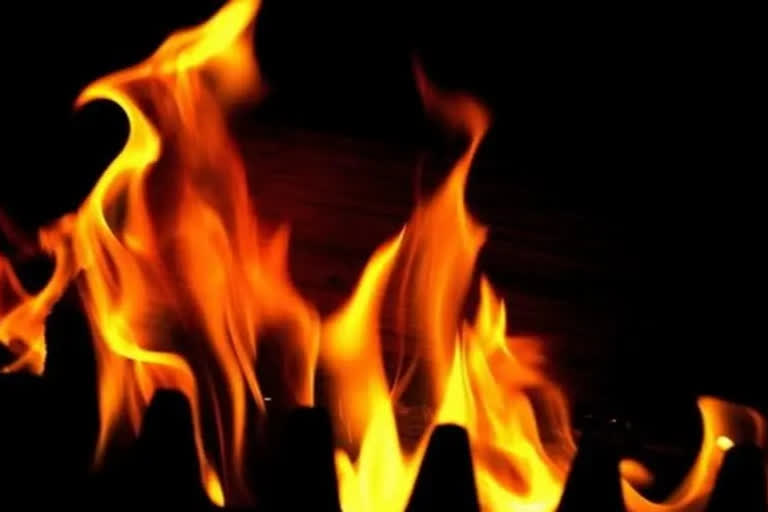 Elderly woman burnt to death in Deogarh  Odisha elderly dies by fire  ഡിയോഗഢിൽ വയോധിക തീ പിടിച്ച് മരിച്ചു  ഒഡിഷയിൽ സാരിയിൽ തീപിടിച്ച് അറുപതുകാരി മരിച്ചു