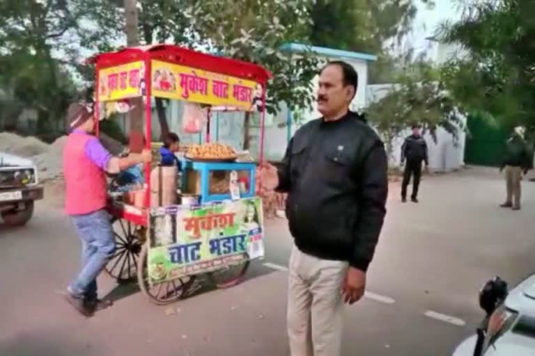 राबड़ी आवास जाता मुकेश चाट वाला