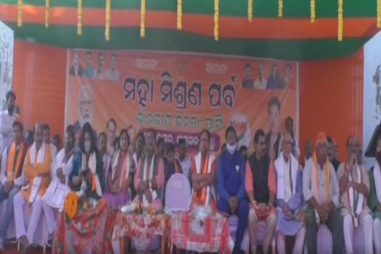 BJP ର ମିଶ୍ରଣ ପର୍ବ: ଯୋଗଦେଲେ ଶତାଧିକ କଂଗ୍ରେସ କର୍ମୀ