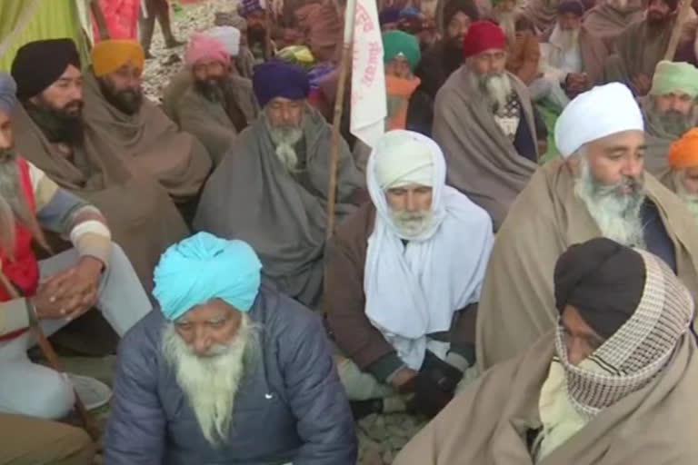 Farmers continue to block rail tracks