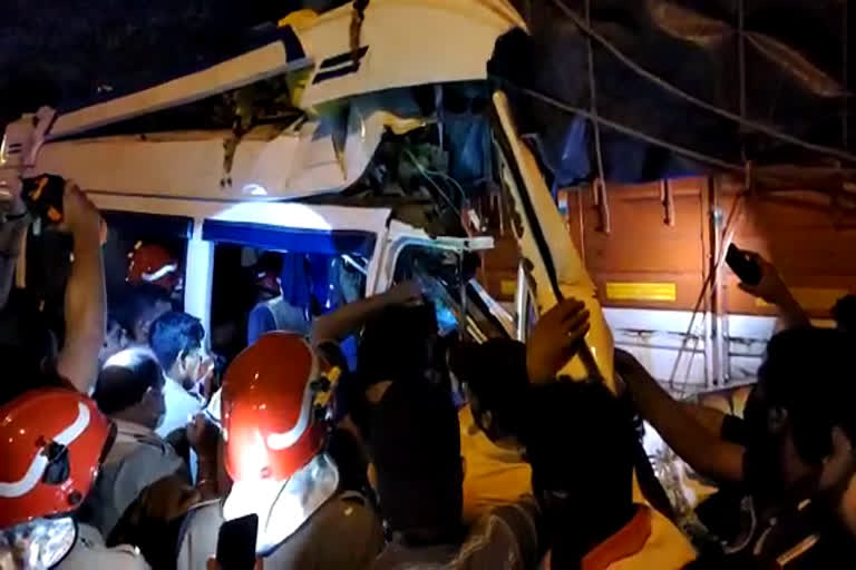 ayyappa devotees vehicle accident Vyttila  Sabarimala pilgrims vehicle accident Ernakulam  അയ്യപ്പ ഭക്തരുടെ വാഹനം വൈറ്റിലയില്‍ അപകടത്തില്‍ പെട്ടു  ശബരിമല തീര്‍ത്ഥാടകരുടെ വാഹനം എറണാകുളത്ത് അപകടത്തില്‍ പെട്ടു