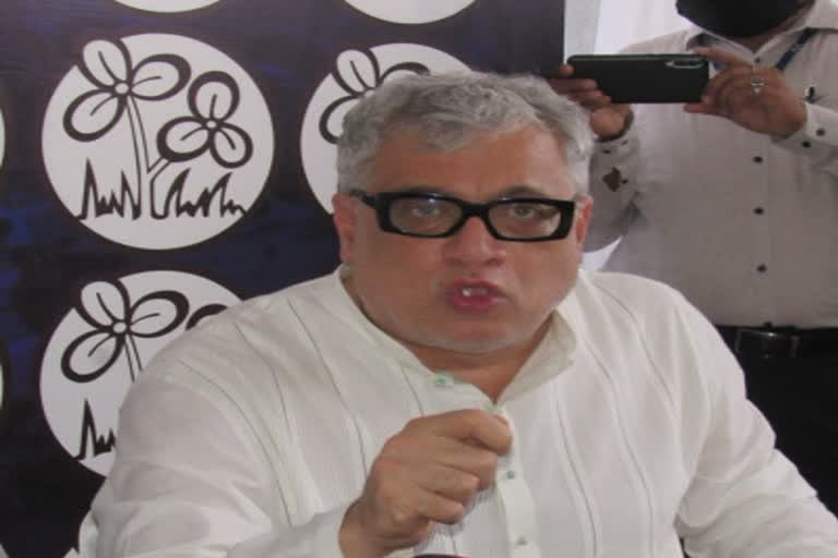 TMC's Derek O'Brien joins dharna of 12 suspended MPs at Parliament complex