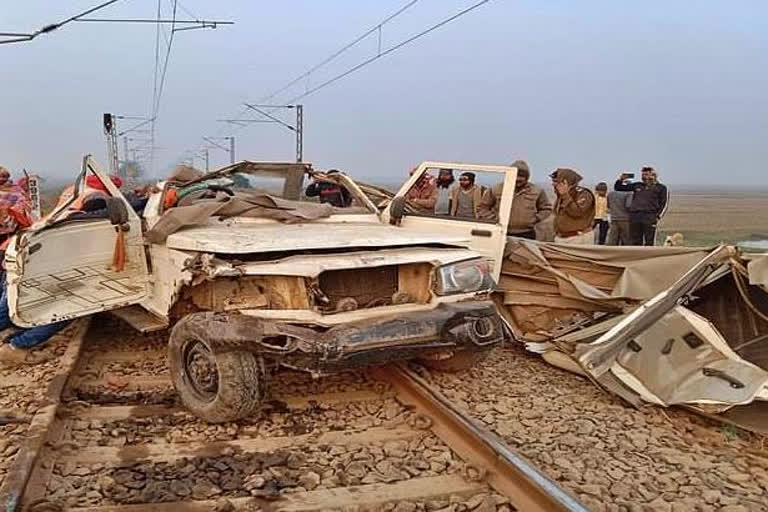 train Accident in Lakhisarai Vikramshila Express hit bolero