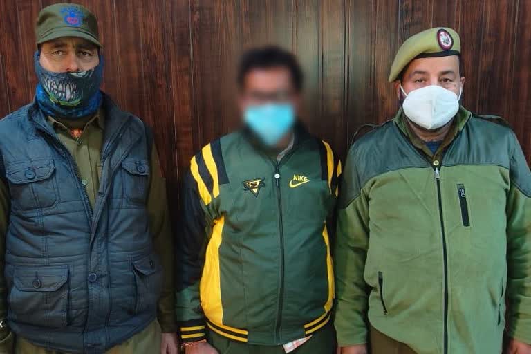 Ramban Police arrest Teacher : پولیس کے نام پر رشوت طلب کرنے والا شخص گرفتار، مقدمہ درج