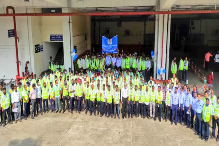 Chennai airport achieve 5000 cargo handling  Chennai airport well performed during corana pandemic  chennai cargo labours celebrate the achievement  10 மாதங்களில் 5 ஆயிரம் விமானங்களின் சரக்குகளை கையாண்டு சாதனை  சென்னை விமான நிலைய சரக்கு பிரிவு சாதனை  சென்னை விமானநிலைய சரக்ககப்பிரிவு ஊழியா்கள் மகிழ்ச்சியுடன் கேக் வெட்டி கொண்டாடினாா்கள்