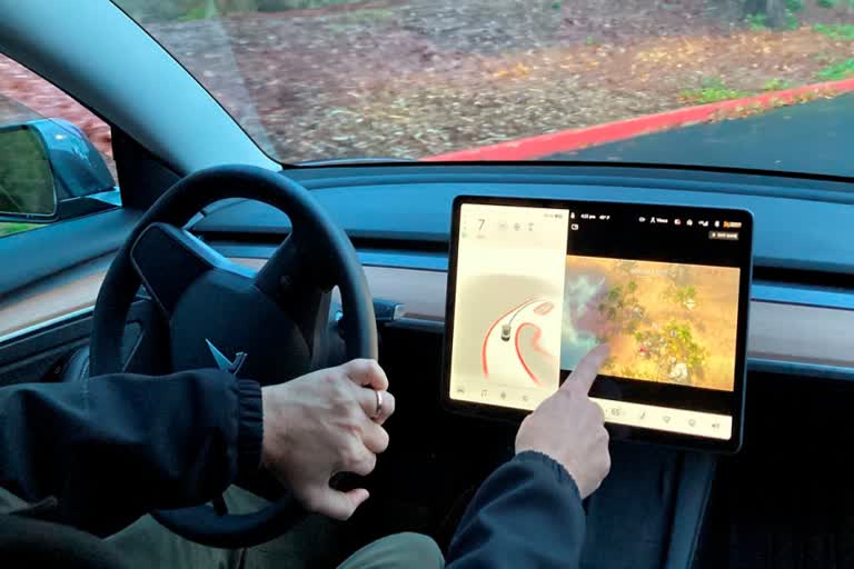 US opens probe into Tesla letting drivers play video games  teslas game play functionality  ടെസ്‌ല ഗെയിംപ്ലേ ഫങ്‌ഷണാലിറ്റി  ഡ്രൈവിങ്ങിലും സെന്‍റര്‍ ടച്ച് സ്‌ക്രീനിൽ ഗെയിംപ്ലേ  ടെസ്‌ല ഗെയിം, അന്വേഷണം ആരംഭിച്ച്‌ യുഎസ്