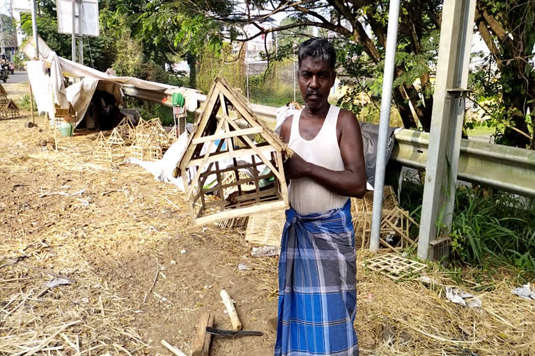 Christmas Celebration in kottayam  Bamboo basket weavers Making crib  കോട്ടയത്തെ മുളകൊണ്ടുള്ള പുല്‍കൂട് നിര്‍മാണം  കോട്ടയത്തെ പുല്‍കൂട് വില്‍പ്പന പുരോഗമിക്കുന്നു  കേരളത്തിലെ ക്രസ്മസ് വിപണി  കോട്ടയം നെഹ്റു സ്‌റ്റേഡിയത്തിന് മുമ്പിലെ പുല്‍കൂട് നിര്‍മാണം