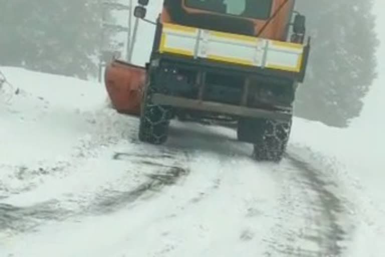 Gulmarg Receives Fresh Snowfall: شہرہ آفاق سیاحتی مقام گلمرگ میں برف باری