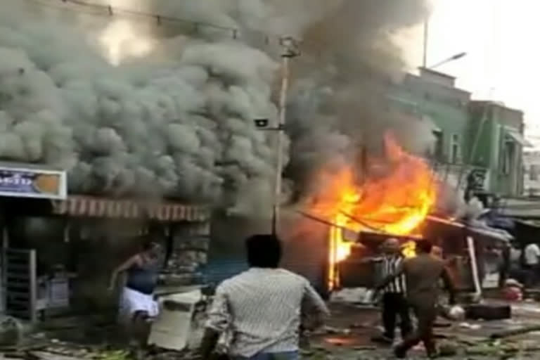 Trichy fire accident  Trichy tea shop gas blasted  2 members injured in trichy  திருச்சி காந்தி மார்க்கெட்டில் தீ விபத்து  திருச்சியில் கேஸ் சிலிண்டர் வெடித்து விபத்து  திருச்சி விபத்தில் இருவர் காயம்