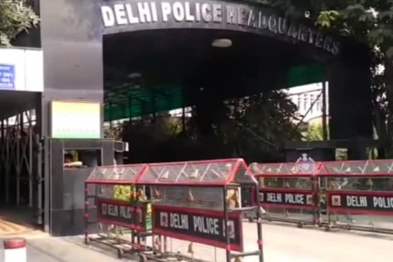 dead body found hanging from tree in West Delhi