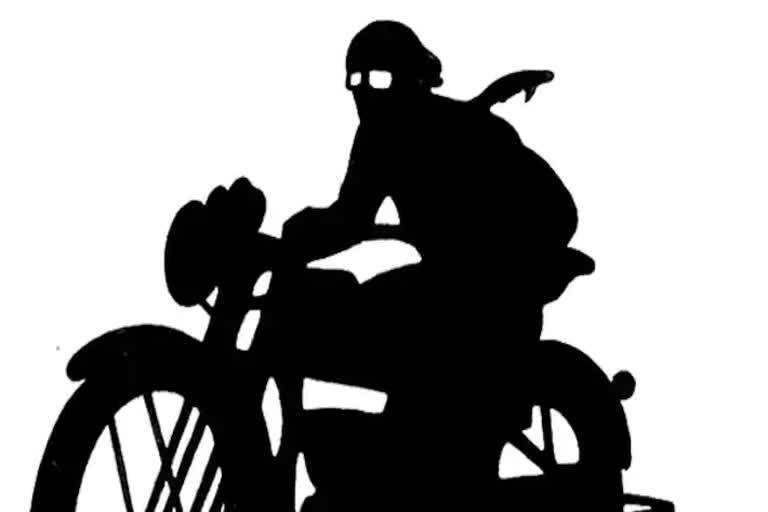 man steals motorcycles for outings with wife  motorcycle steal  motorcycle steals in Maharashtra  ഭാര്യയെ വിനോദയാത്ര കൊണ്ട് പോകാനായി ബൈക്ക് മോഷണം  മുംബെ താനെയിൽ സ്‌കൂട്ടർ മോഷമ  ദീപക് സൽഗരെ പിടിയിൽ  Deepak Salagare