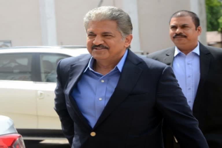 Mahindra takes note of 'four-wheeler' made from two-wheeler  Anand Mahindra , Chairman of Mahindra Group  Anand Mahindra offers Bolero to a carmaker from Sangli district in Maharashtra  60 ஆயிரத்தில் உருவாக்கப்பட்ட ஆச்சிரிய மினி ஜீப்  பொலிரோ காரை பரிசளிக்கும் ஆனந்த் மஹிந்திரா  சமூக வலைதளங்களில் பரவிய காணொளி