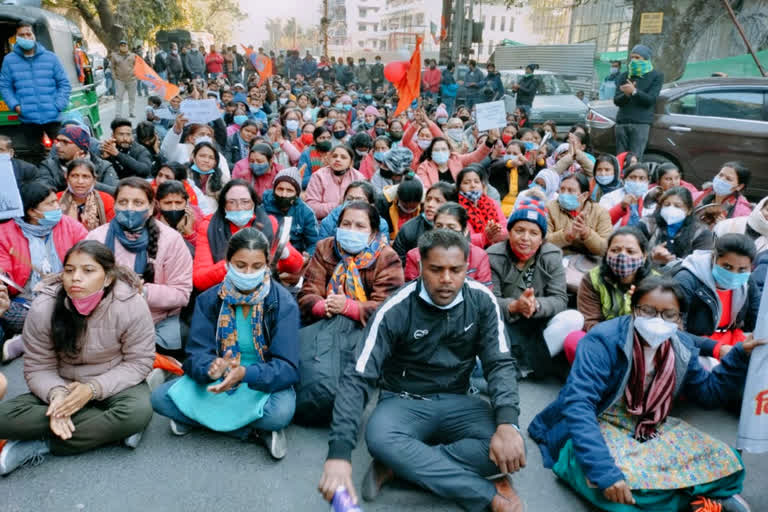 nhm workers marched to cm residence