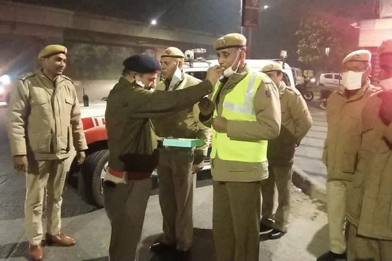 पुलिसकर्मियों को मिठाईयां