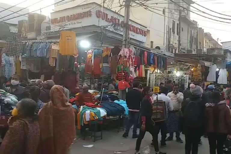 breaking new corona rules in Lajpat Nagar Central Market of delhi