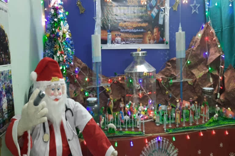 Puthucherry school teacher make christmas hut  covid-19 awareness christmas hut in puducherry  puthucherry 100 percentage covid vaccine slogans  கோவிட் - 19 தடுப்பூசி கிறிஸ்துமஸ் விழிப்புணர்வு குடில்  அரியாங்குப்பம் பகுதி சுந்தரராசு கோவிட் - 19 தடுப்பூசி செலுத்தி கொள்ள விழிப்புணர்வு  கோவிட்-19 தடுப்பூசி மாதிரி ஊசி மற்றும் மருந்து பாட்டில்களை கொண்டு குடில்