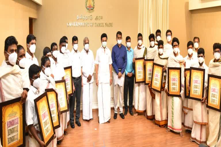 Tamilnadu Priest training school students incentive  Tamilnadu CM starts to increase the incentive of priest training school  CM gave 18 students incentive at chennai  ஓதுவார் பயிற்சி பள்ளி மாணவர்களுக்கு 3000 ரூபாய் ஊக்க தொகை  18 மாணவர்களுக்கு உதவித்தொகைக்கான காசோலைகளை வழங்கினார்  தமிழ்நாடு முதலமைச்சரால் தொடக்கம்