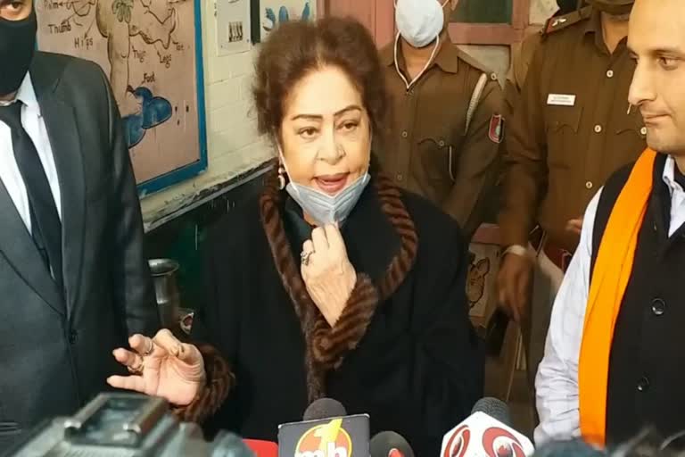 Kiran Kher Cast Vote Chabdigarh