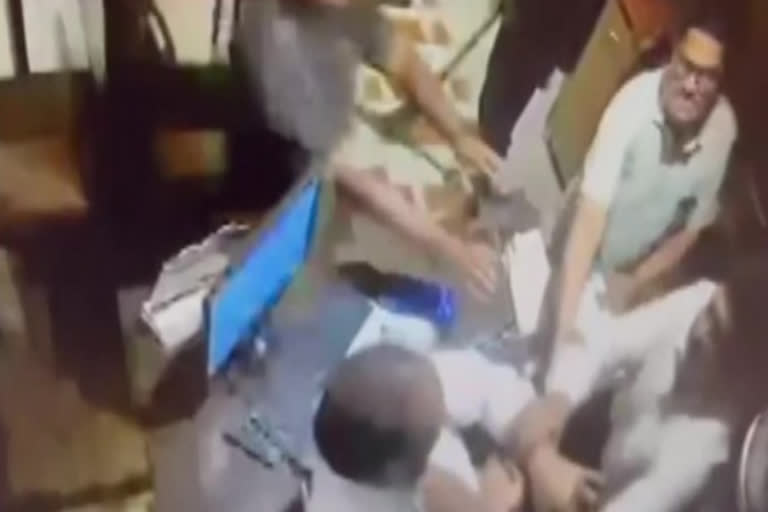 Mumbai police suspends cop  assaulting hotel staff in Mumbai  Maharashtra news  மும்பையில் உணவக ஊழியரை தாக்கிய காவல் அலுவலர் நீக்கம்