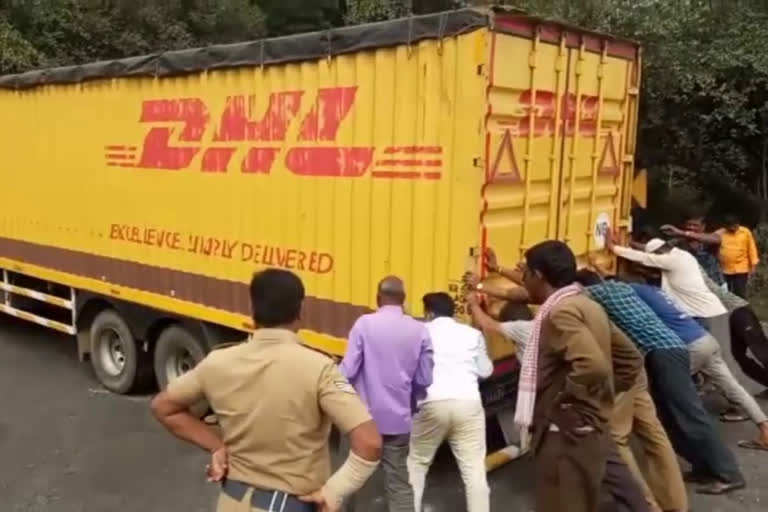 பழுதாகி நின்ற கன்டெய்னர் லாரி: போக்குவரத்து பாதிப்பு