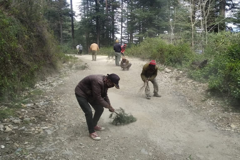 Villagers clean road  in Uttarkashi