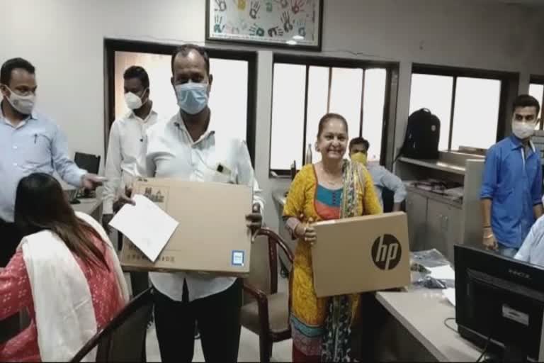SMC distributes Laptops to Corporators: વાહ રે SMC, પ્રજા માટે પૈસા નથી ને 120 કોર્પોરેટર્સને લેપટોપની લ્હાણી