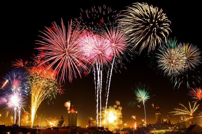 How do fireworks work, what is the science behind fireworks, what are the chemicals used in firecrackers