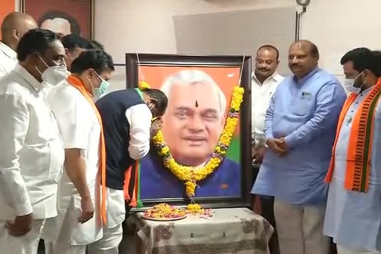 vajpayee-birth-anniversary-celebrations-at-vijayawada-bjp-office