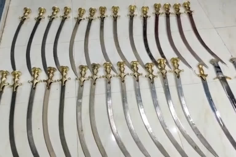 നാസികിൽ പൊലീസ് റെയ്‌ഡിൽ 30 വാളുകൾ പിടിച്ചെടുത്തു  നാസികിൽ പൊലീസ് റെയ്‌ഡ്  swords seized from nashik  nashik city police raid