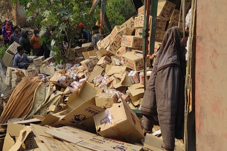 Beer laden truck overturned near Jorar in Ranchi