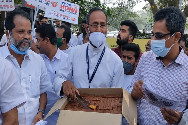 Sweet for driving without horn at Swaraj Round  Thrissur swaraj round no horn zone  Police gave sweets in Thrissur swaraj round  സ്വരാജ് റൗണ്ടിൽ ഹോൺ മുഴക്കാതെ വാഹനമോടിക്കുന്നവർക്ക് മധുരം നൽകി പൊലീസ്  സ്വരാജ് റൗണ്ട് ഹോൺ രഹിത മേഖല  തൃശൂരിൽ ആക്‌സുമായി സഹകരിച്ച് പൊലീസിന്‍റെ ബോധവൽക്കരണം