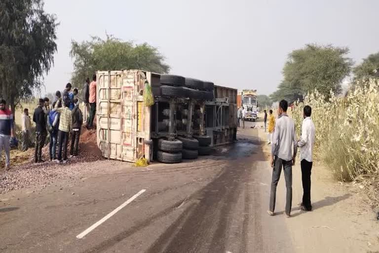 Dumper fell on camel cart