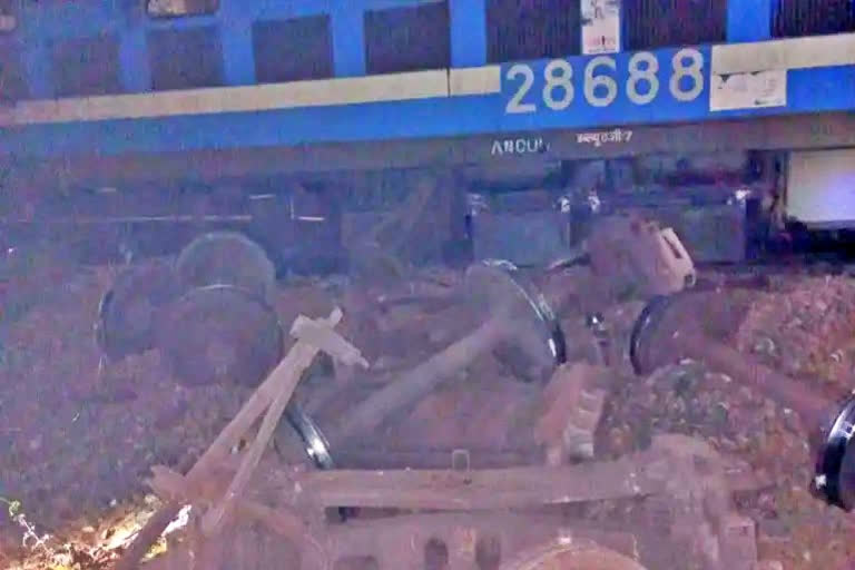 Train Accident in Jharkhand, Two goods rail between accident, Jharkhand news, Jharkhand Rail collide news, ಜಾರ್ಖಂಡ್​ನಲ್ಲಿ ರೈಲು ಅಪಘಾತ, ಎರಡು ರೈಲುಗಲ ಮಧ್ಯೆ ಡಿಕ್ಕಿ, ಜಾರ್ಖಂಡ್​ ಸುದ್ದಿ, ಜಾರ್ಖಂಡ್​ ರೈಲುಗಳ ಡಿಕ್ಕಿ ಸುದ್ದಿ,