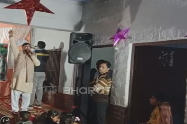 Gurugram Christmas incident  Gurugram school christmas prayer disruption  right wing activists disrupt christmas prayers at gurugram school  Jai Sri Ram chants right wing activists  ക്രിസ്‌മസ് പ്രാർഥനക്കിടെ സ്‌കൂളിൽ തീവ്ര ഹിന്ദു പ്രവർത്തകരുടെ ആക്രമണം  ജയ്‌ ശ്രീറാം മുദ്രാവാക്യങ്ങൾ മുഴക്കി ഹിന്ദു തീവ്രവാദികൾ ആക്രമണം നടത്തി