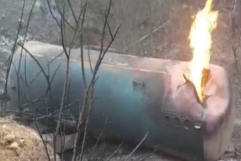 three people dies in explosion due to overturning of gas tanker in hazaribag