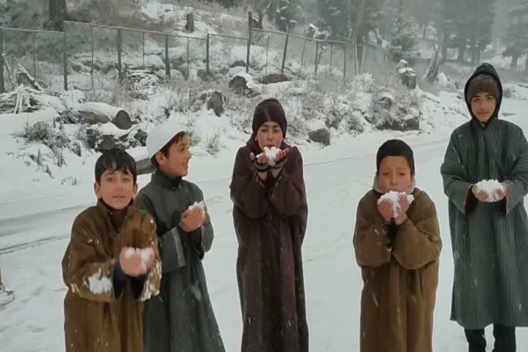 وادی کشمیر میں بارشوں اور برف باری کا سلسلہ شروع
