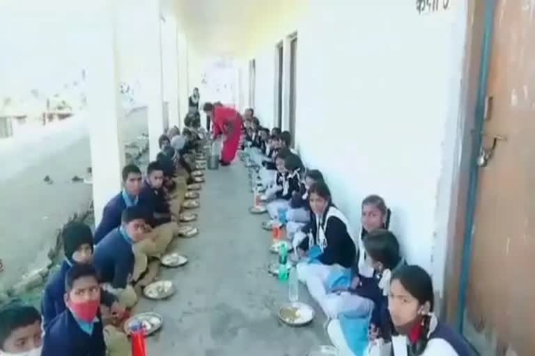 uttarakhand school dalit cook sacked  upper caste students refuse meals  dalit cook fired govt school  ഉത്തരാഖണ്ഡ് സ്‌കൂള്‍ ദലിത് പാചകക്കാരി പിരിച്ചുവിട്ടു  ഉത്തരാഖണ്ഡ് സ്‌കൂള്‍ ജാതി വിവേചനം  ദലിത് സ്‌ത്രീ ഉച്ചഭക്ഷണം പാചകം