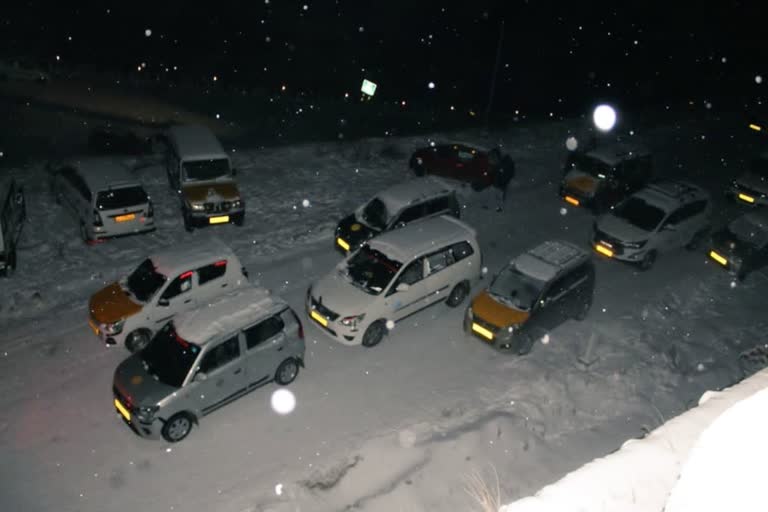 heavy Snowfall in Sikkim Nathula stranded one thousand and above tourists