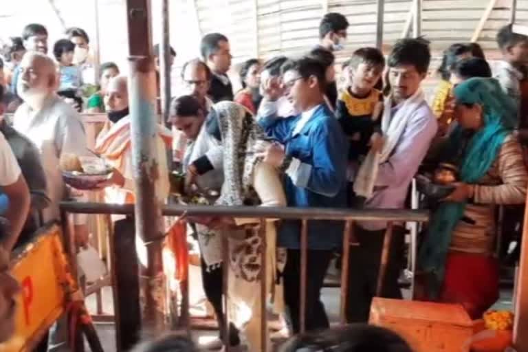 Before the arrival of the new year, the crowd of devotees gathered in Omkareshwar