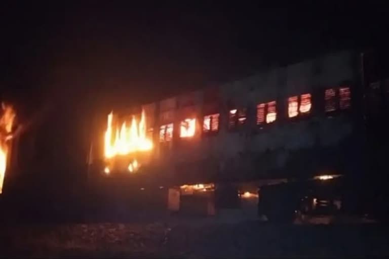 कासगंज पैसेंजर ट्रेन की जनरल बोगी में लगी आग, बाल-बाल बचे यात्री