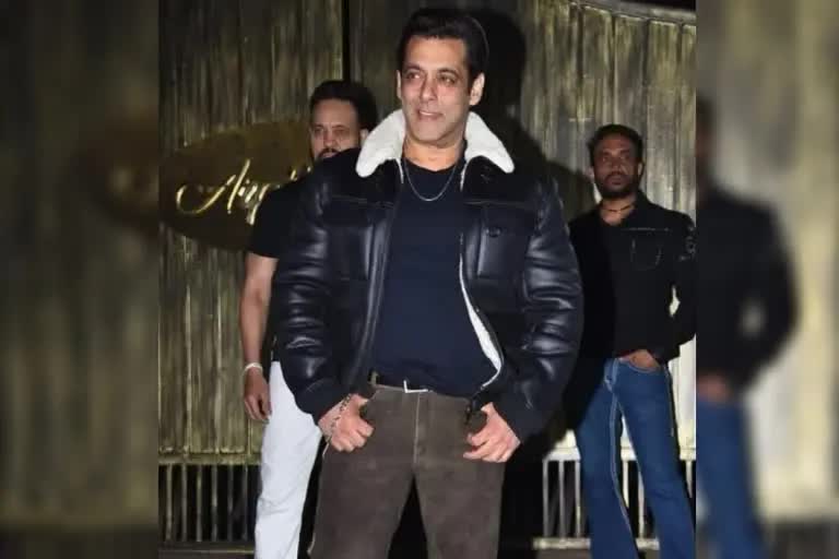 BOLLYWOOD SUPERSTAR SALMAN KHAN :સાપ કરડ્યા બાદ સ્વસ્થ થઈને બહાર આવ્યા 'ભાઈ',એ કહ્યું "ટાઈગર અભી જિંદા હૈ"