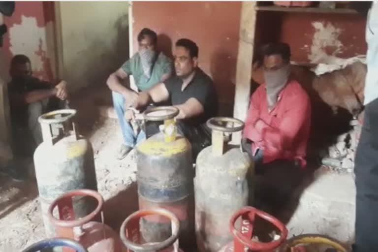 Cooking Gas theft in Vadodara : વારાશિયા વિસ્તારમાં રાંધણ ગેસ ચોરીનું કૌભાંડ ઝડપાયું