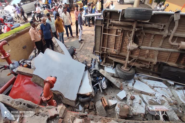 An ambulance toppled near a private hospital in Falnir