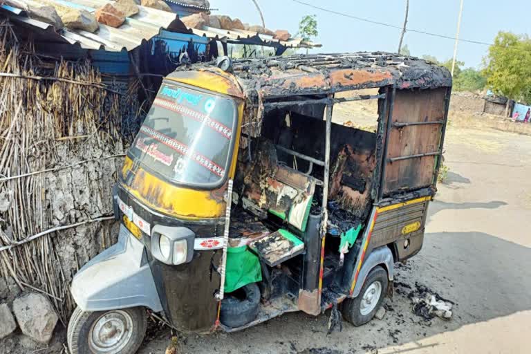 ಮನೆ ಮತ್ತು ಆಟೋಗೆ ಬೆಂಕಿ ಇಟ್ಟ ಮಹಿಳೆ