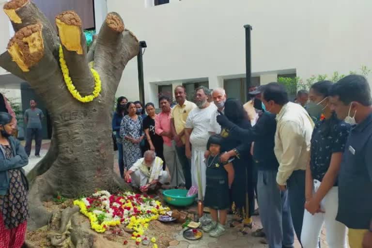 Protest by tree funeral in Mysore: પર્યાવરણ પ્રેમીઓએ વૃક્ષનો અગ્નિસંસ્કાર કરીને વિરોધ કર્યો